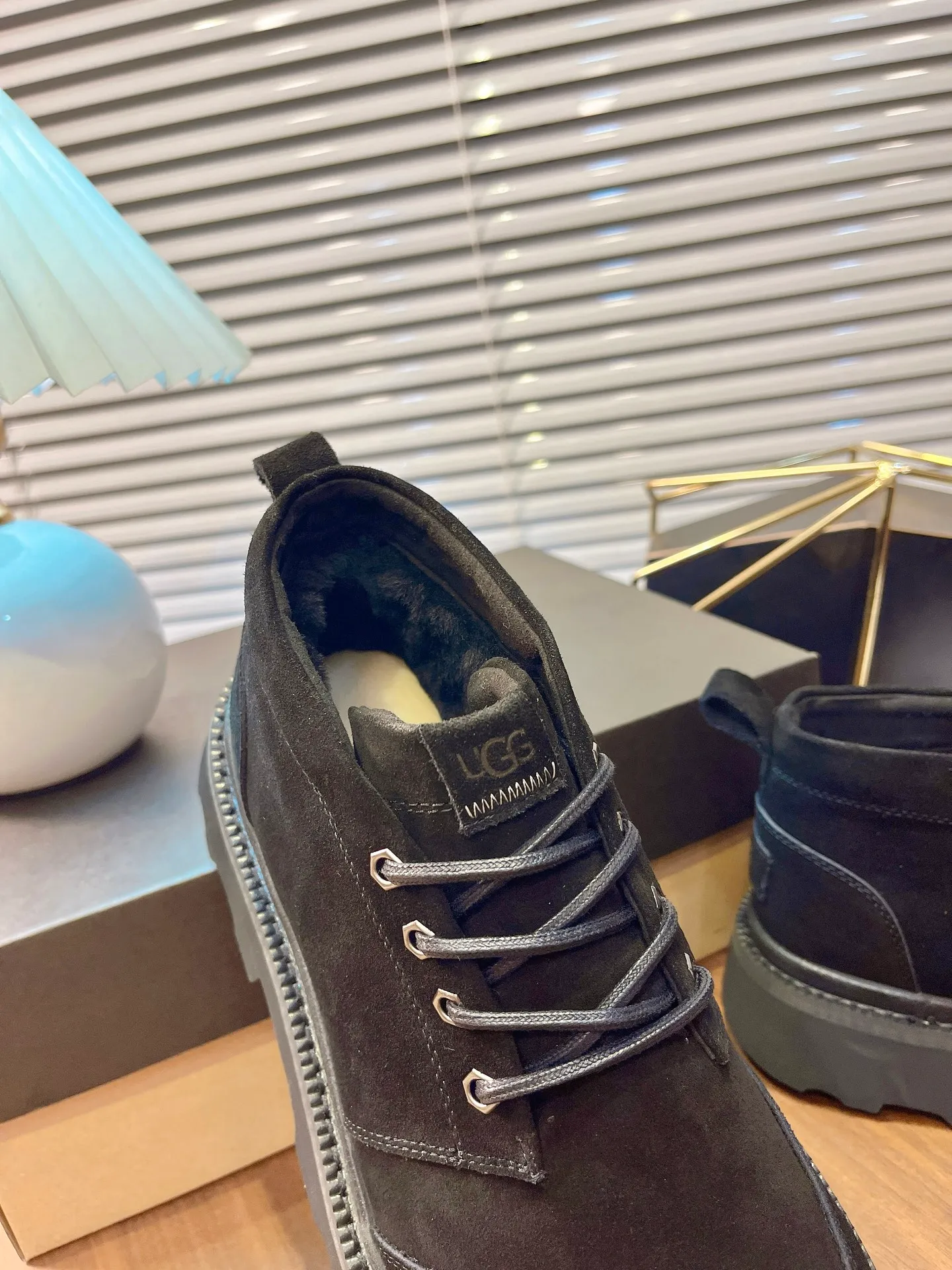 [UGG] P: 580💰 Size: 40 to 44 (45 custom-made) 2025 new style 𝑼𝑮𝑮•Men's ◾️. Winter snow boots and fur shoes. The matching coefficient is also 100%. 💥Good-looking✨Fully fashionable and full of aura when worn📈 Lager casual boots, lace-up style. The heels are decorated with hot embossed brand logos. Item No.: 1171113 Upper: high-quality cow suede Lining: sheepskin imported from Australia 🐑The inner lining is made of Australian lamb wool Outsole: EVA non-slip outsole.